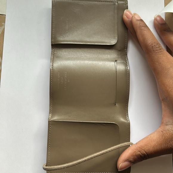 Louis Vuitton Epi Wallet EUC - Picture 7 of 9